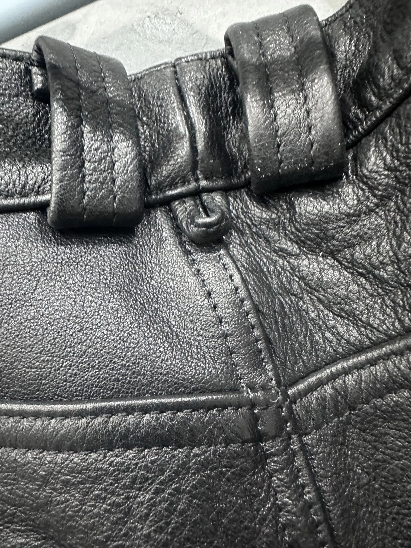 Шлевки для ремня на поясе черных кожаных брюк Chrome Hearts
