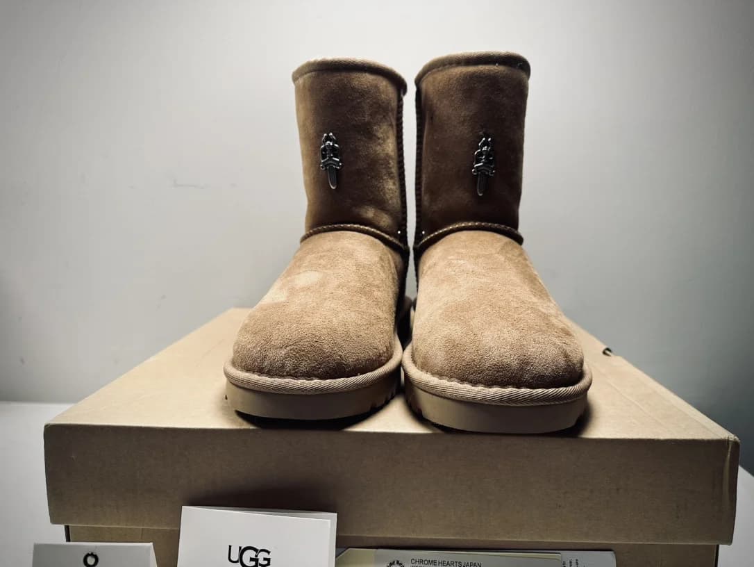 Коричневые замшевые сапоги-угги Chrome Hearts x UGG Classic Short II, вид спереди