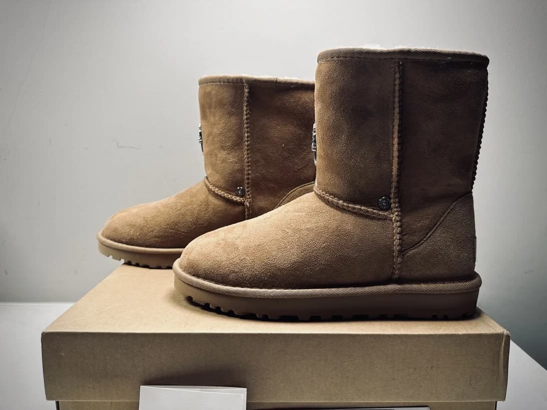 Сапоги Chrome Hearts x UGG Classic Short II, вид сбоку