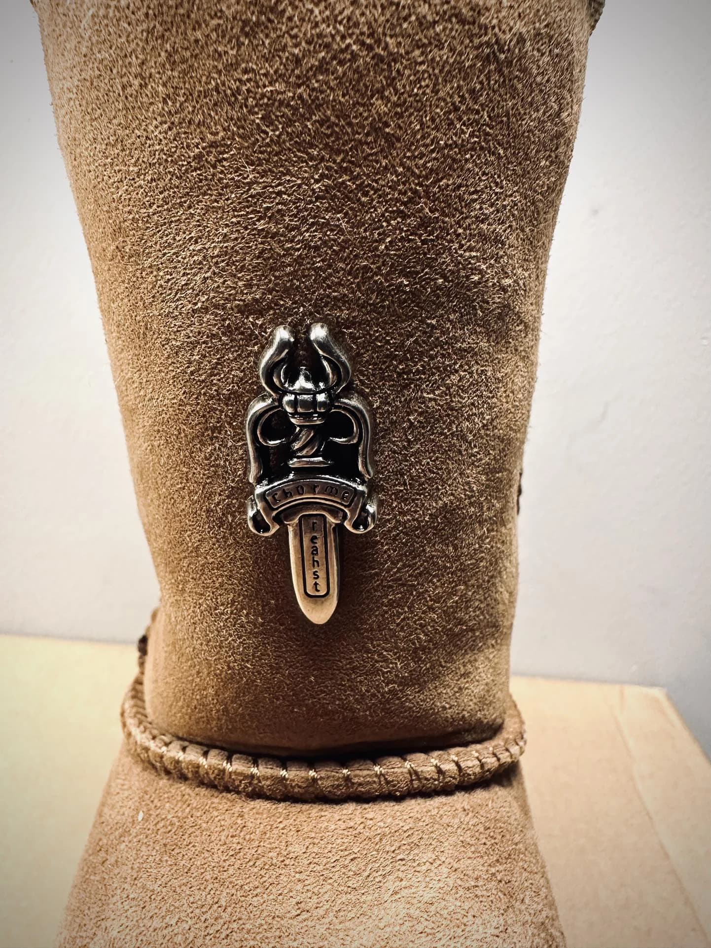 Серебряный декоративный элемент в виде кинжала Chrome Hearts на голенище сапога