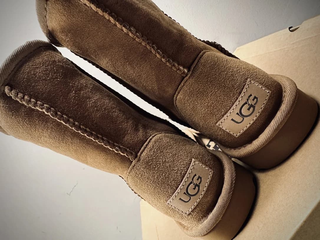 Задняя часть сапог Chrome Hearts x UGG с фирменным логотипом UGG на пятке