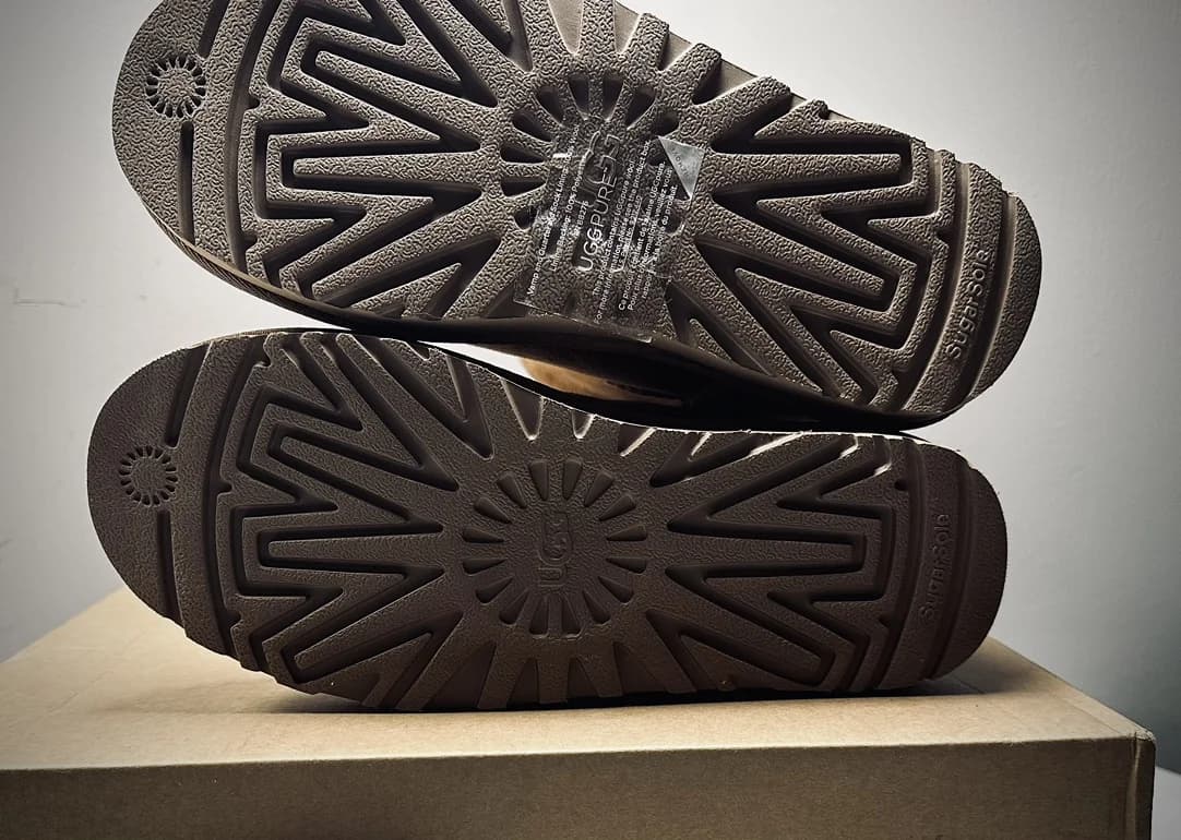 Рельефная подошва SugarSole коричневых сапог Chrome Hearts x UGG