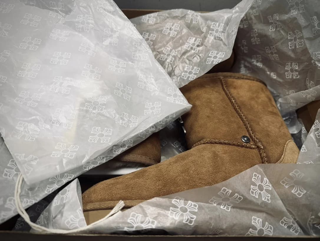 Сапоги Chrome Hearts x UGG Classic Short II в оригинальной упаковочной бумаге