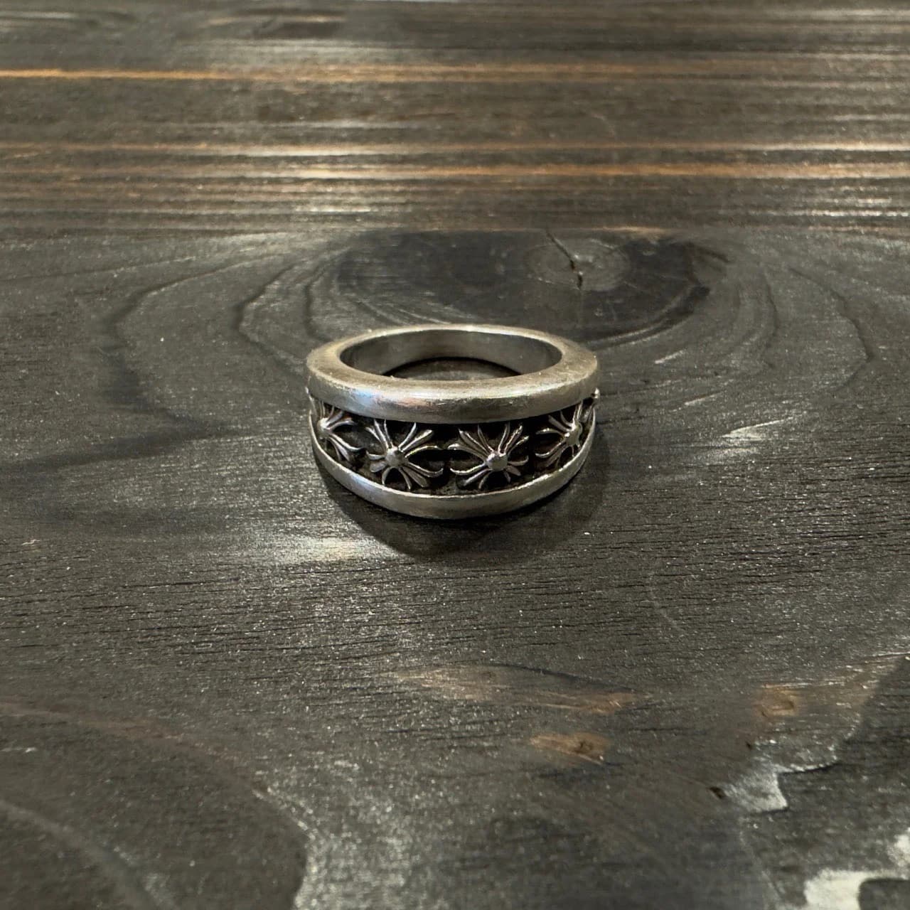 Серебряное кольцо Chrome Hearts V-Band CH Plus, вид спереди
