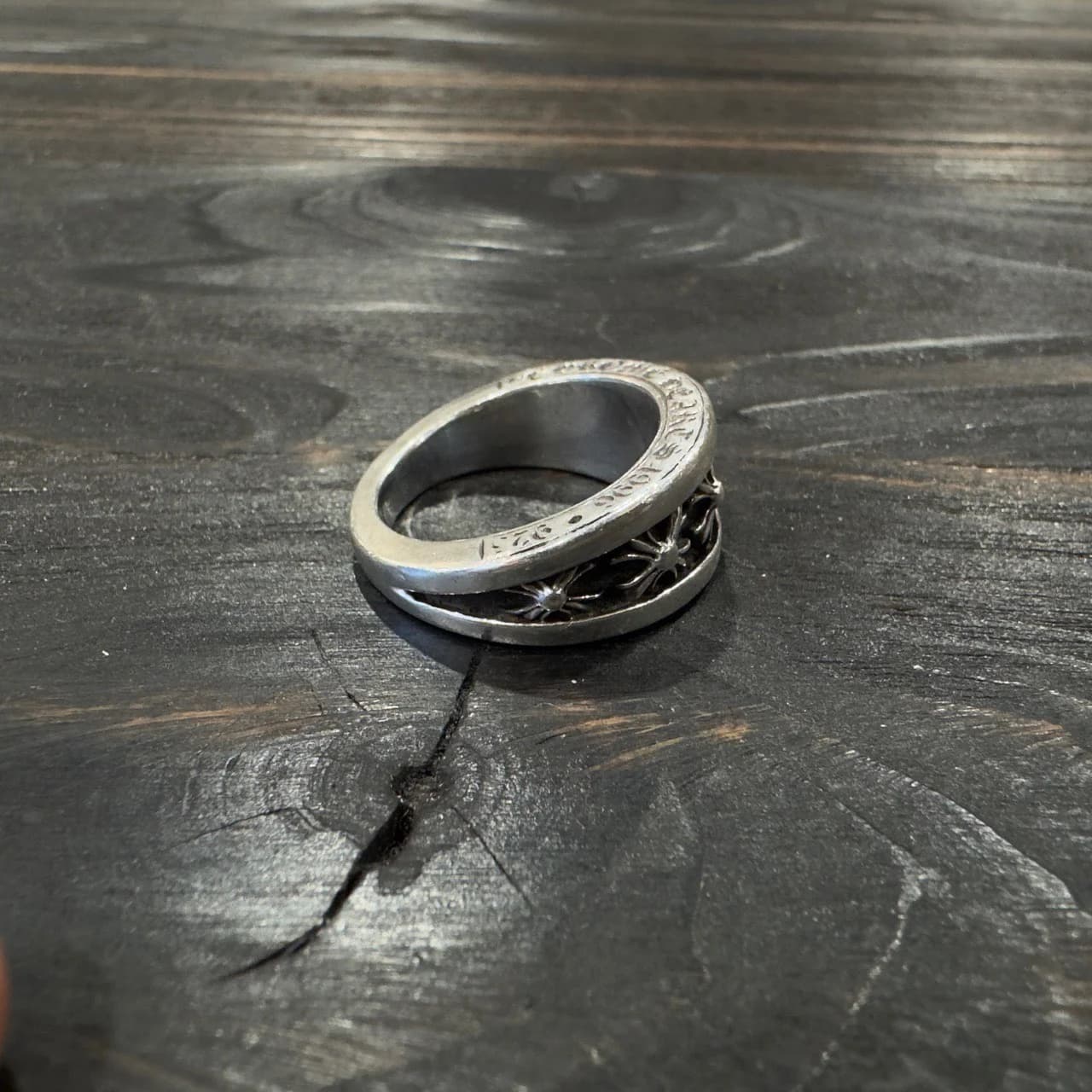Кольцо Chrome Hearts из серебра 925 пробы с гравировкой бренда, вид под углом
