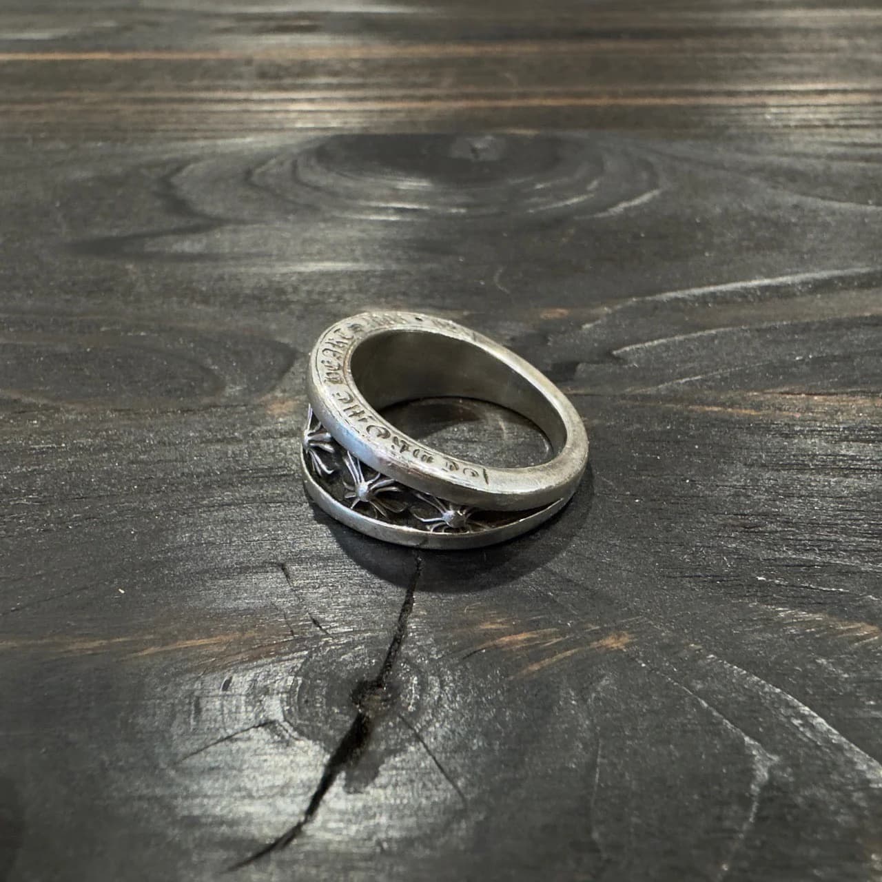 Серебряное кольцо Chrome Hearts с узором из крестов, ракурс сбоку