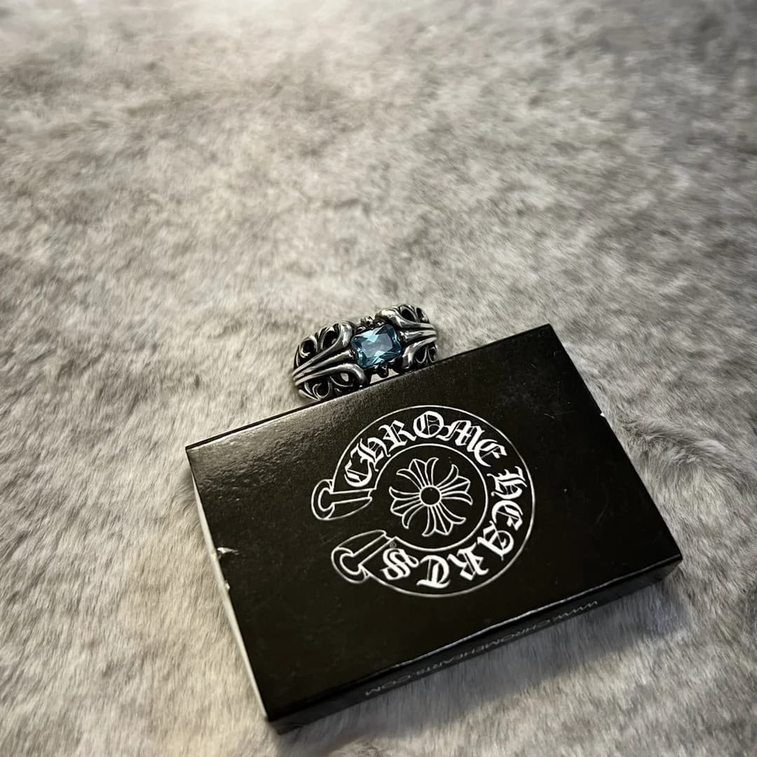 Вид спереди на кольцо Chrome Hearts K&T из серебра с синим камнем