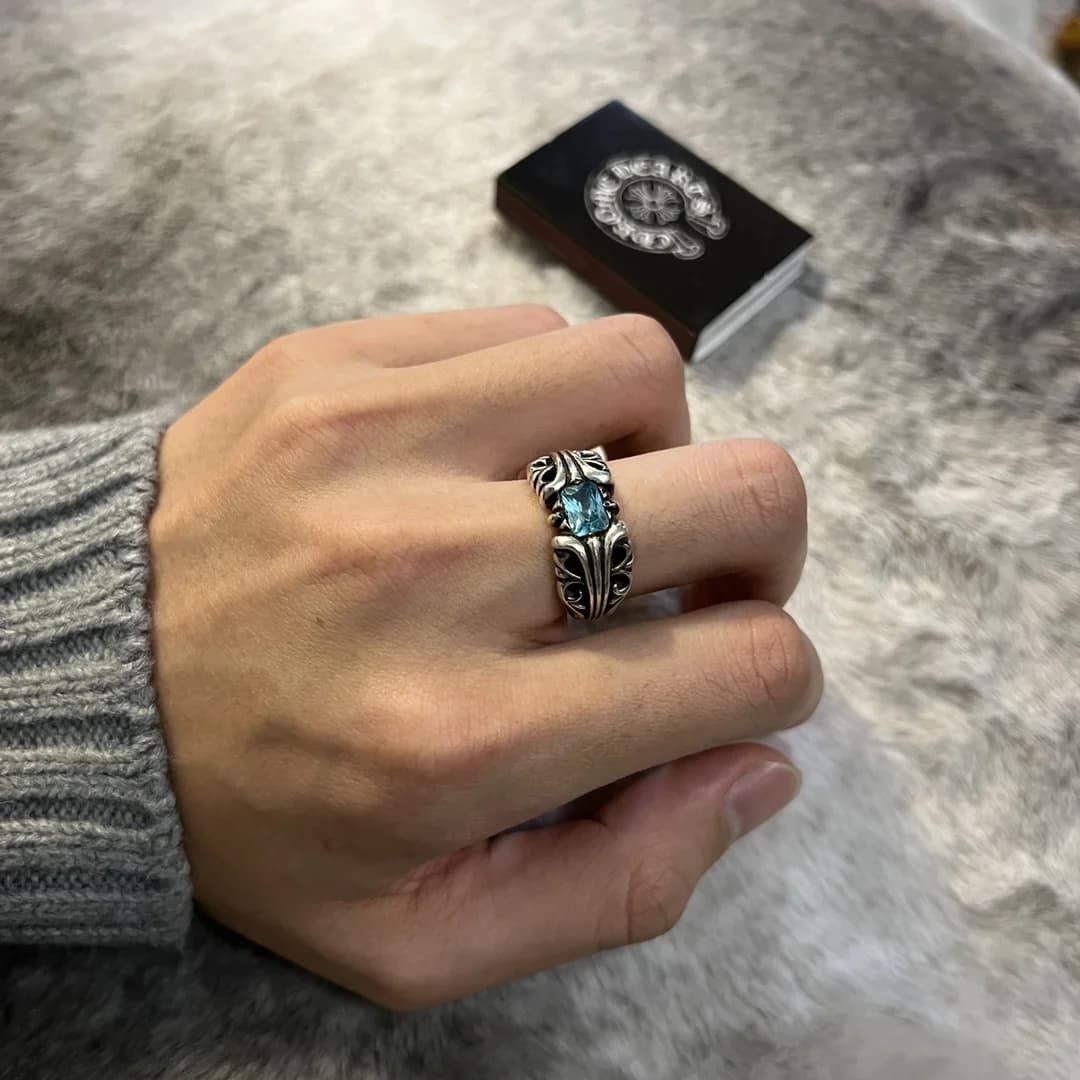 Кольцо Chrome Hearts K&T с синим кристаллом на пальце руки