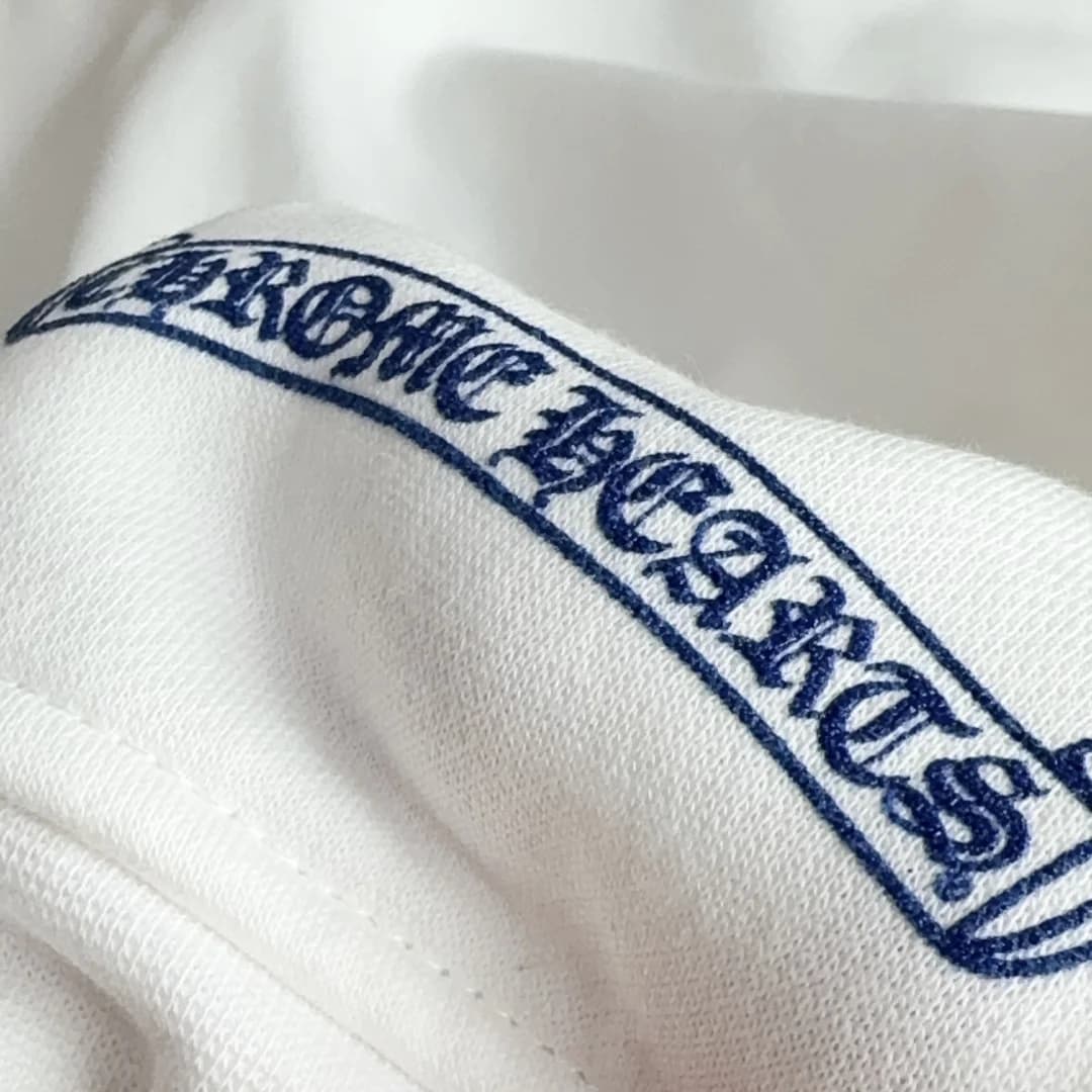 Принт с логотипом Chrome Hearts на манжете