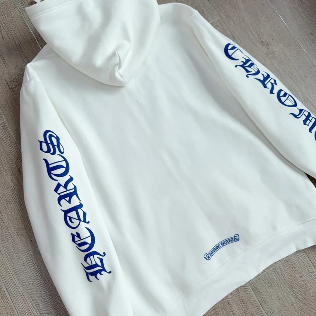 Вид сзади белой толстовки Chrome Hearts