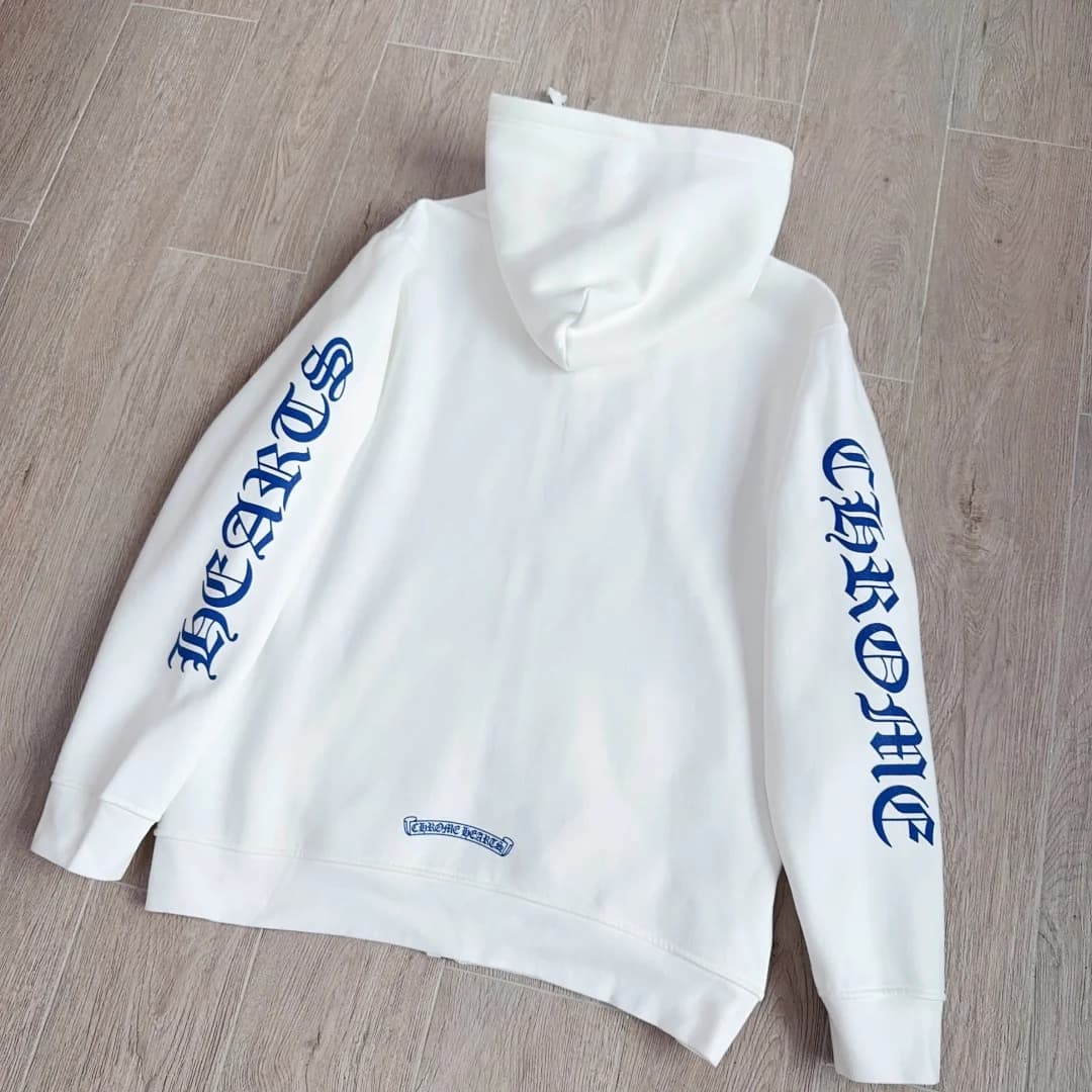 Зип-худи Chrome Hearts с капюшоном, вид сзади под углом