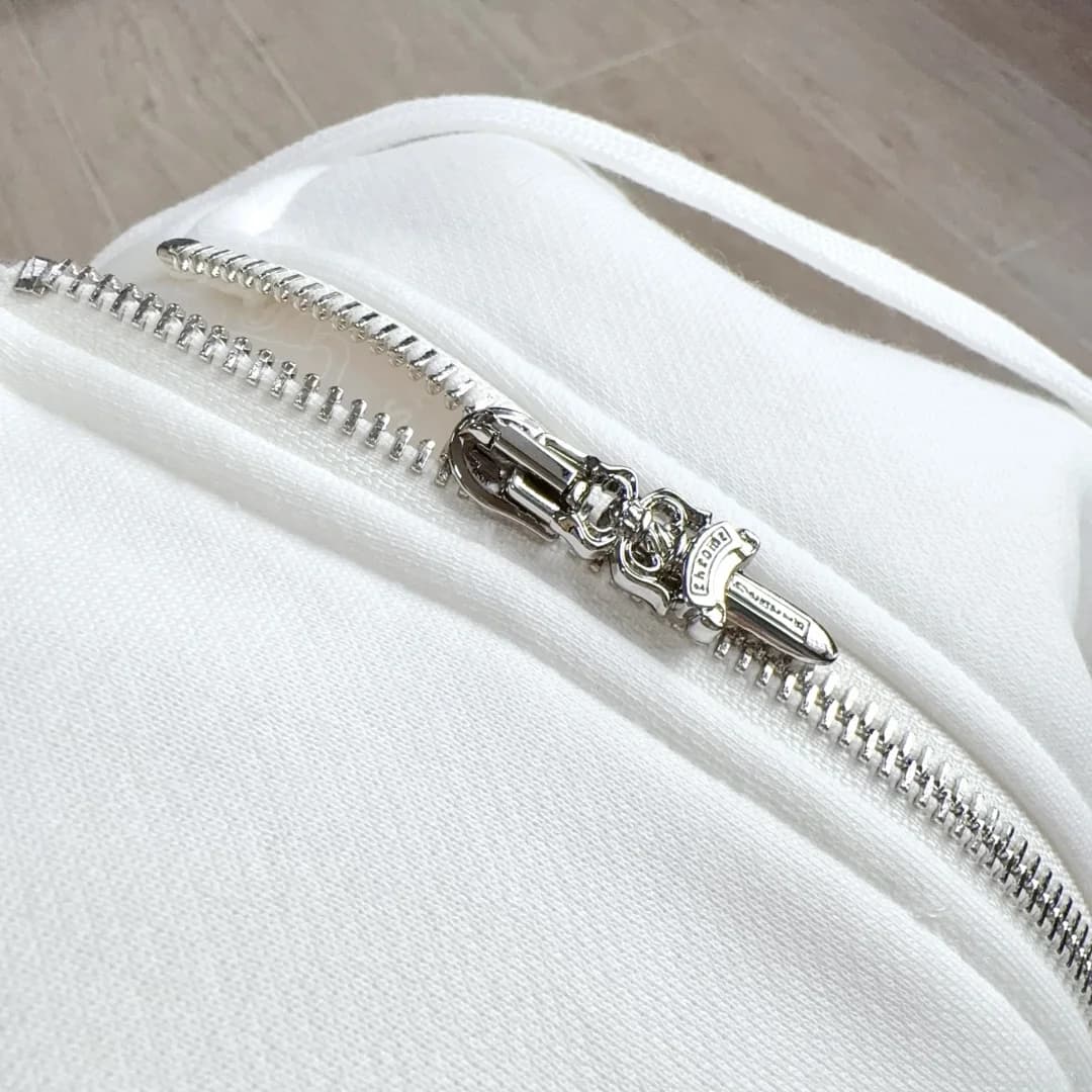 Фирменная застежка-молния Chrome Hearts крупным планом