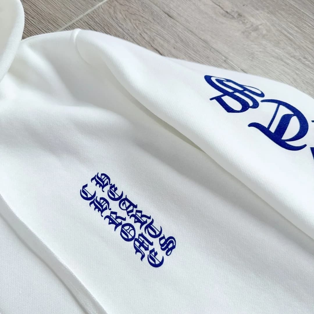 Синий готический принт на рукаве худи Chrome Hearts