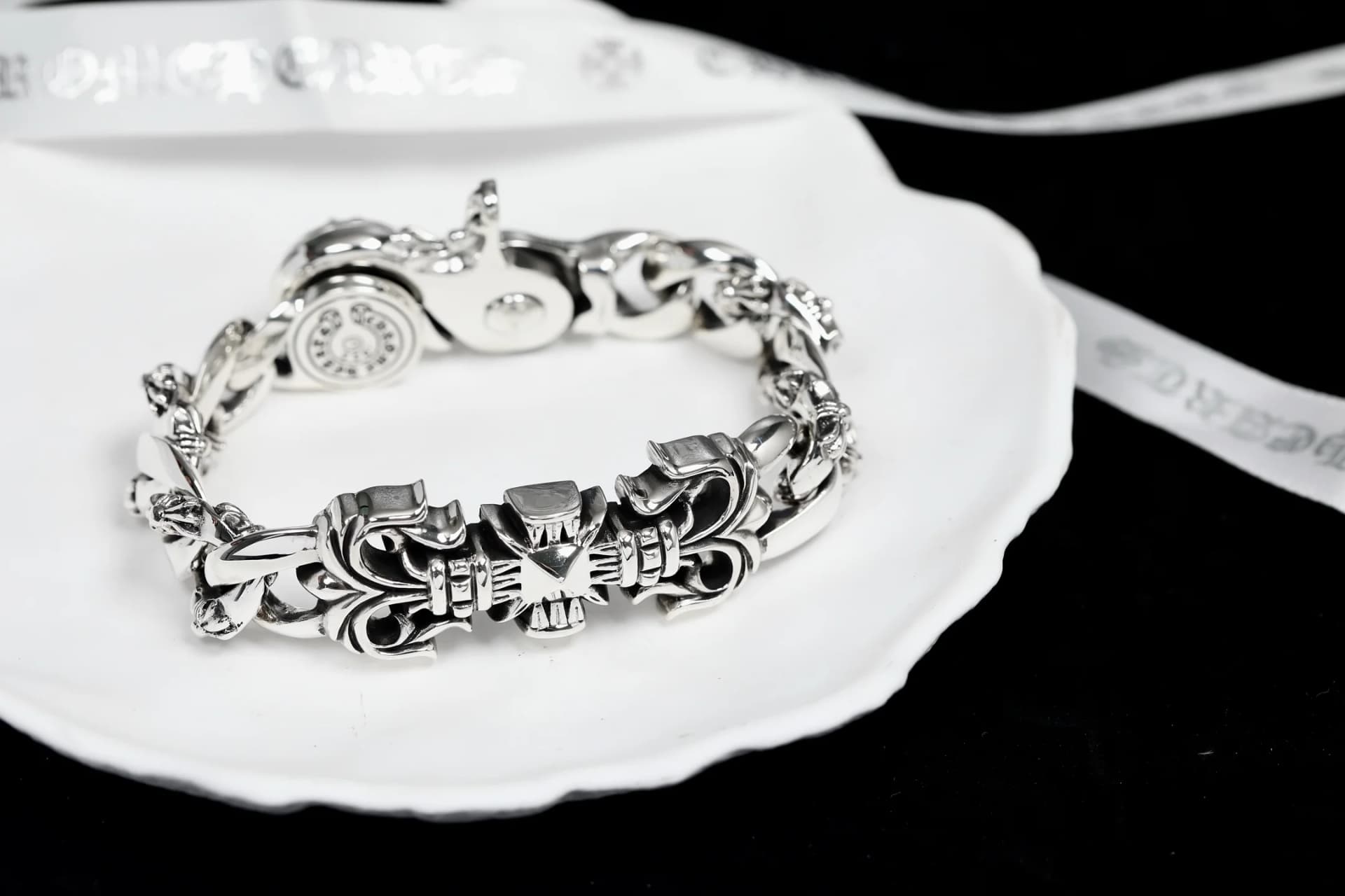 Браслет Chrome Hearts из серебра 925 пробы на белой подставке