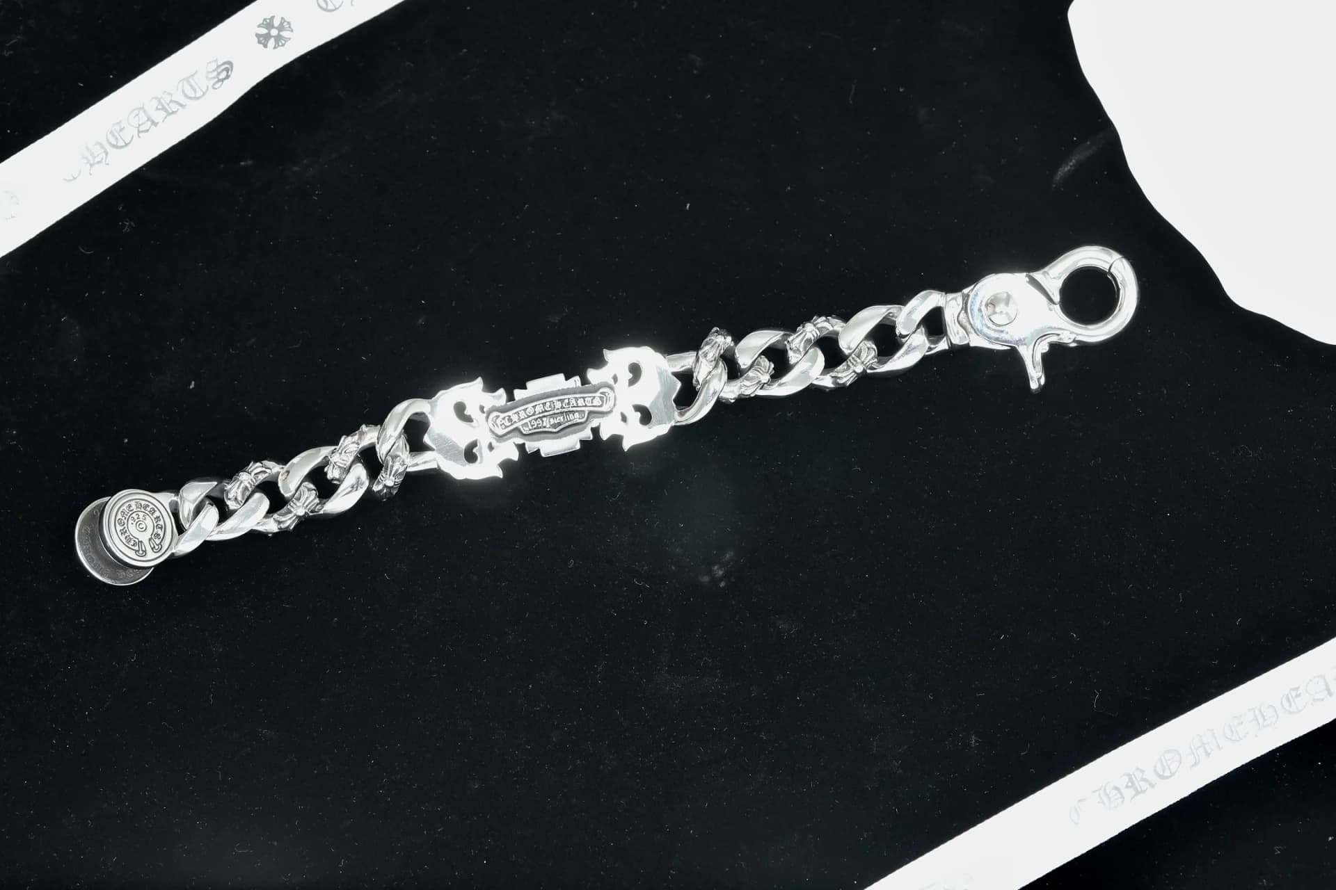 Обратная сторона браслета Chrome Hearts с фирменной гравировкой