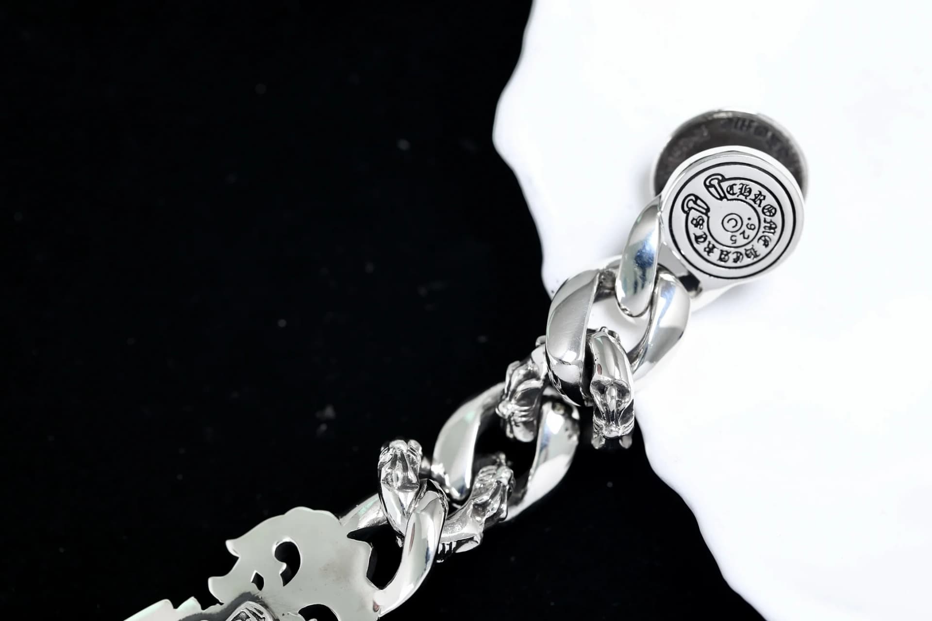 Круглый концевик с логотипом Chrome Hearts и звенья цепи