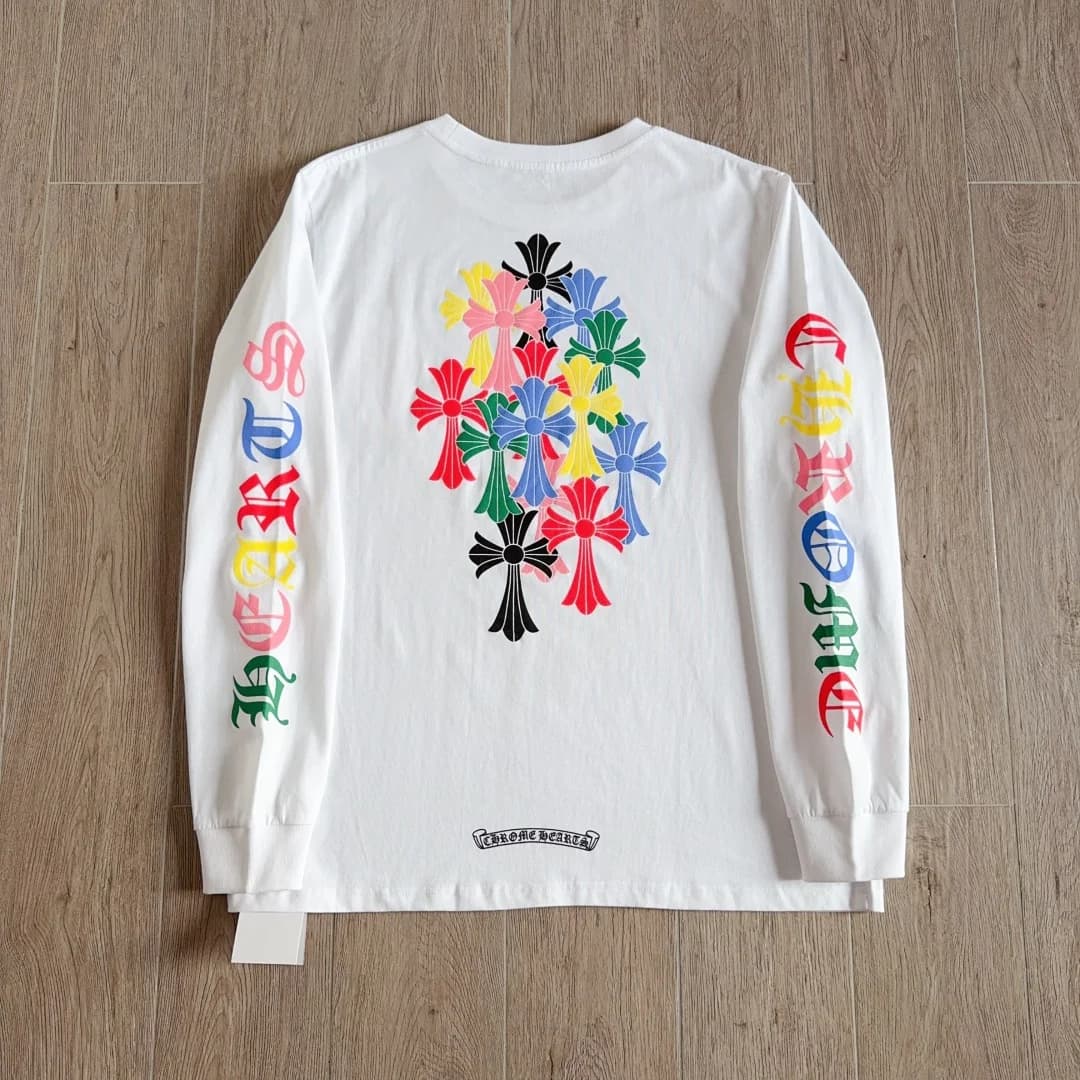 Белый лонгслив Chrome Hearts с разноцветными крестами, вид со спины