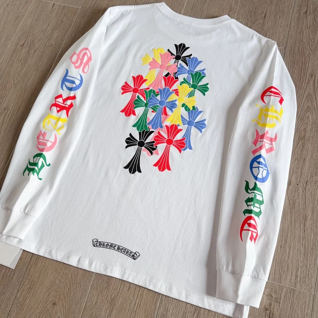 Белый лонгслив Chrome Hearts с разноцветными крестами, вид со спины под углом