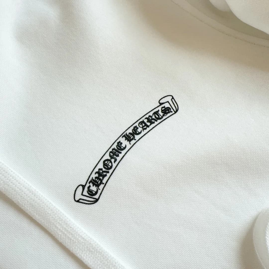Небольшой принт-свиток Chrome Hearts на груди