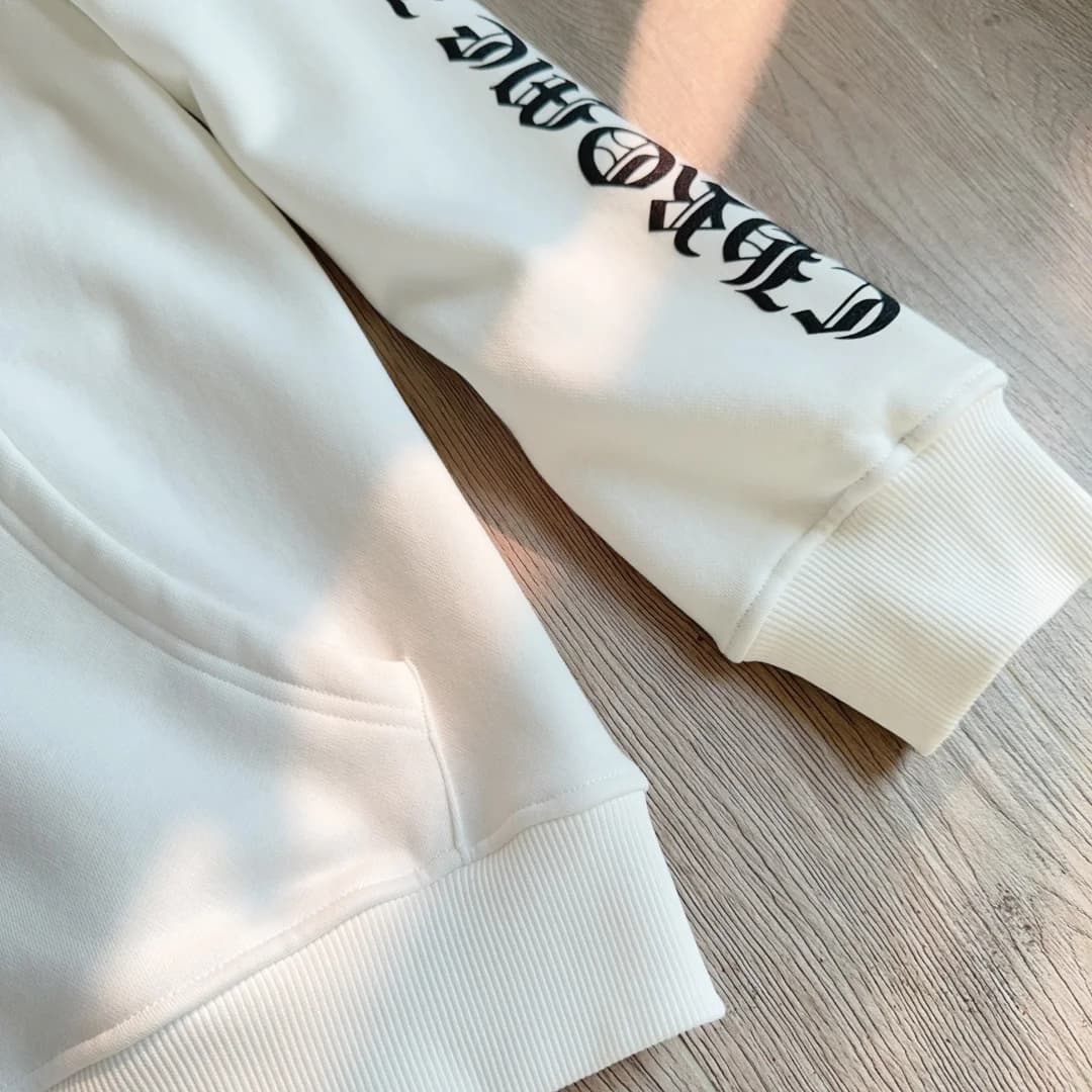 Эластичный манжет рукава белого худи Chrome Hearts