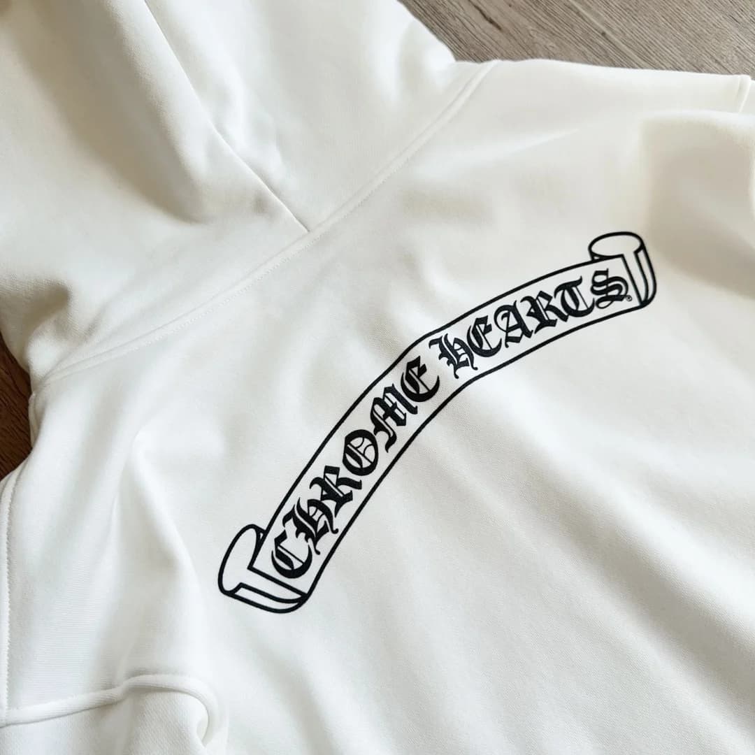 Принт-свиток Chrome Hearts на спине крупным планом
