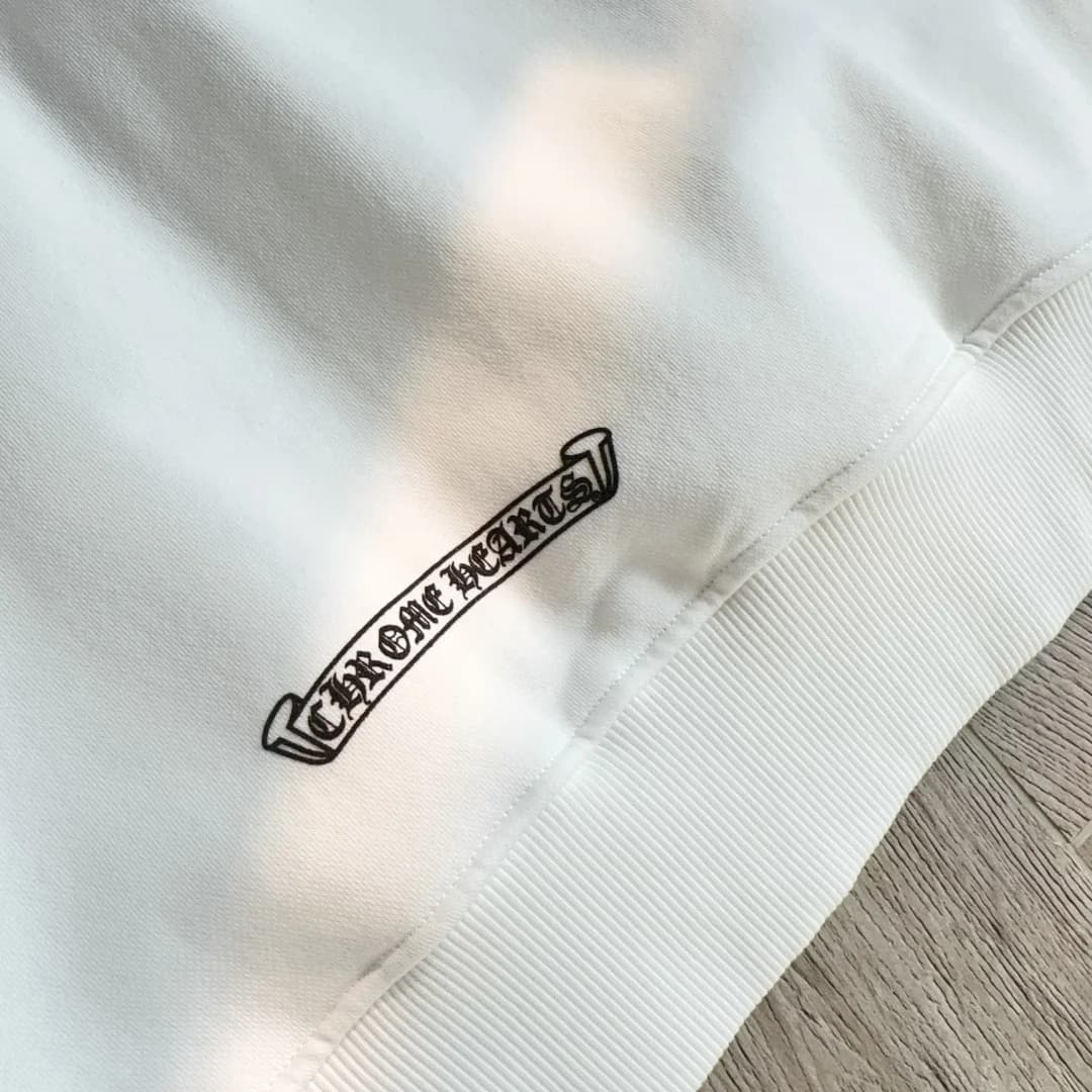 Деталь принта на нижней части худи Chrome Hearts