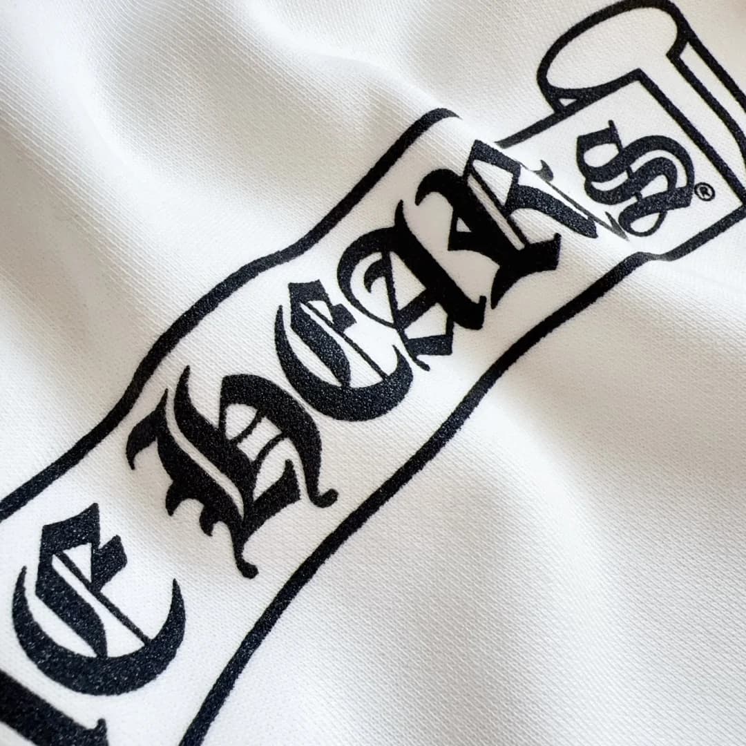 Деталь принта с логотипом Chrome Hearts