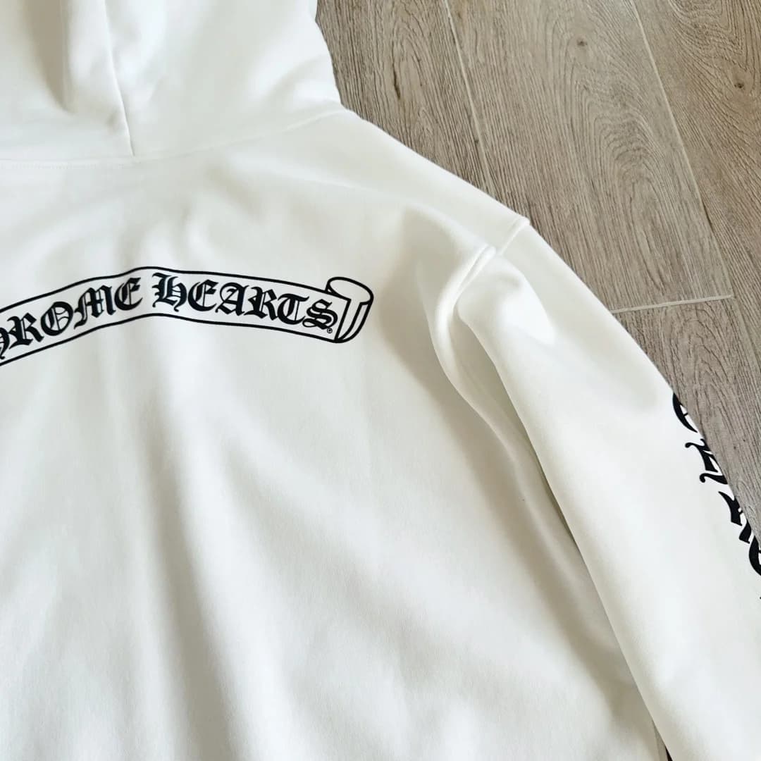 Принт со свитком Chrome Hearts на спине худи
