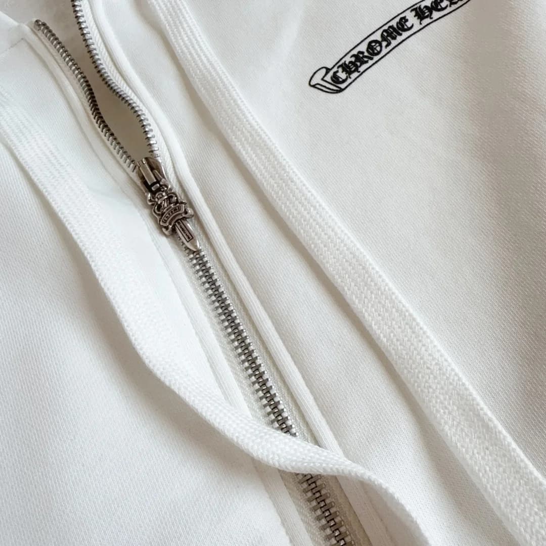 Крупный план молнии на белом худи Chrome Hearts