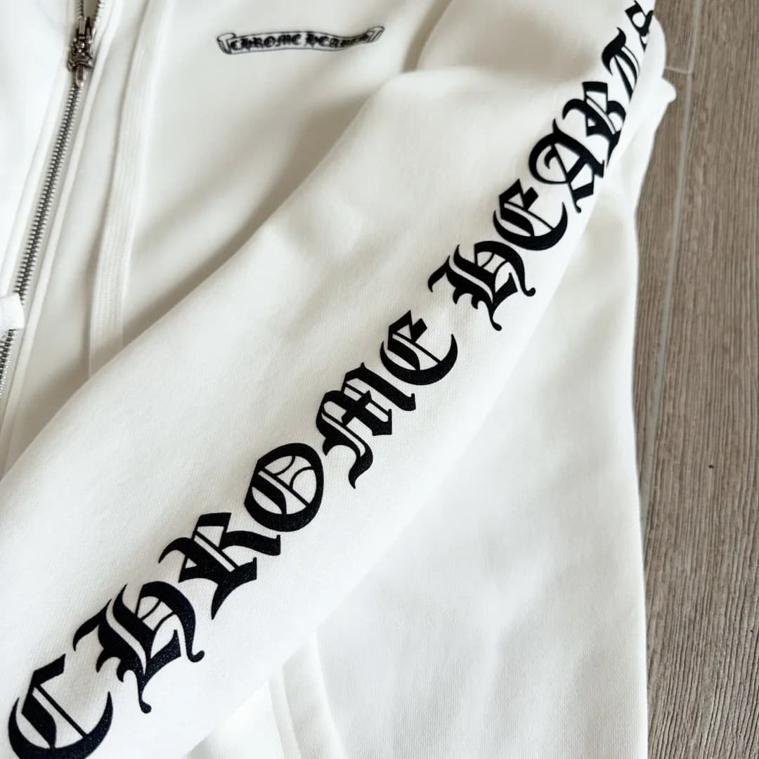 Принт с готическим шрифтом Chrome Hearts на рукаве