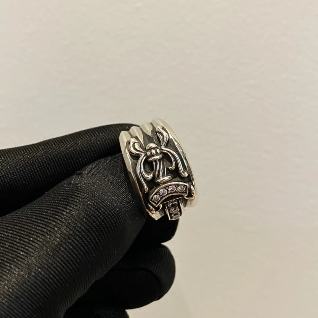 Фрагмент декора кинжала на кольце Chrome Hearts Dagger