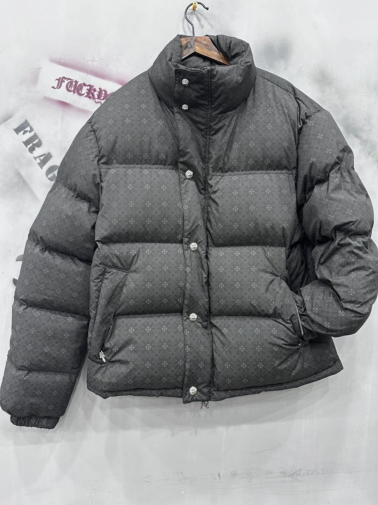 Серый пуховик Chrome Hearts с монограммой, вид спереди