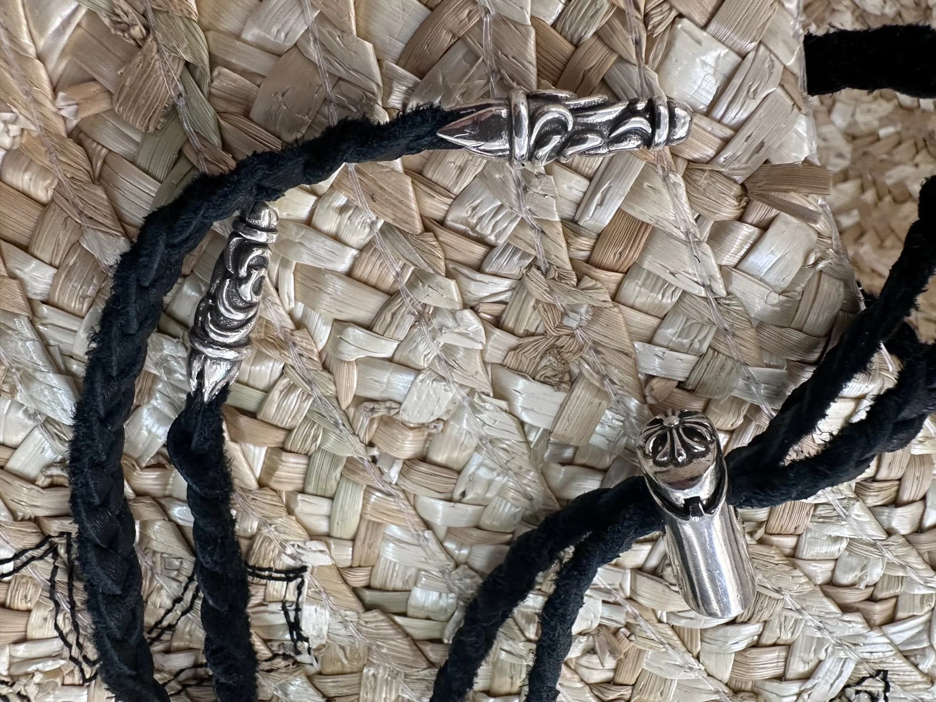 Шляпа Chrome Hearts на вешалке с пыльником