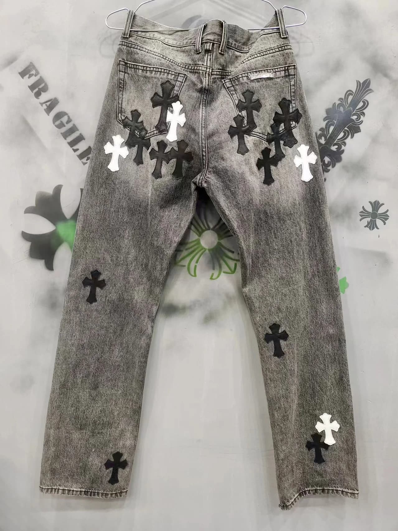 Серые джинсы Chrome Hearts с кожаными нашивками в виде крестов, вид сзади