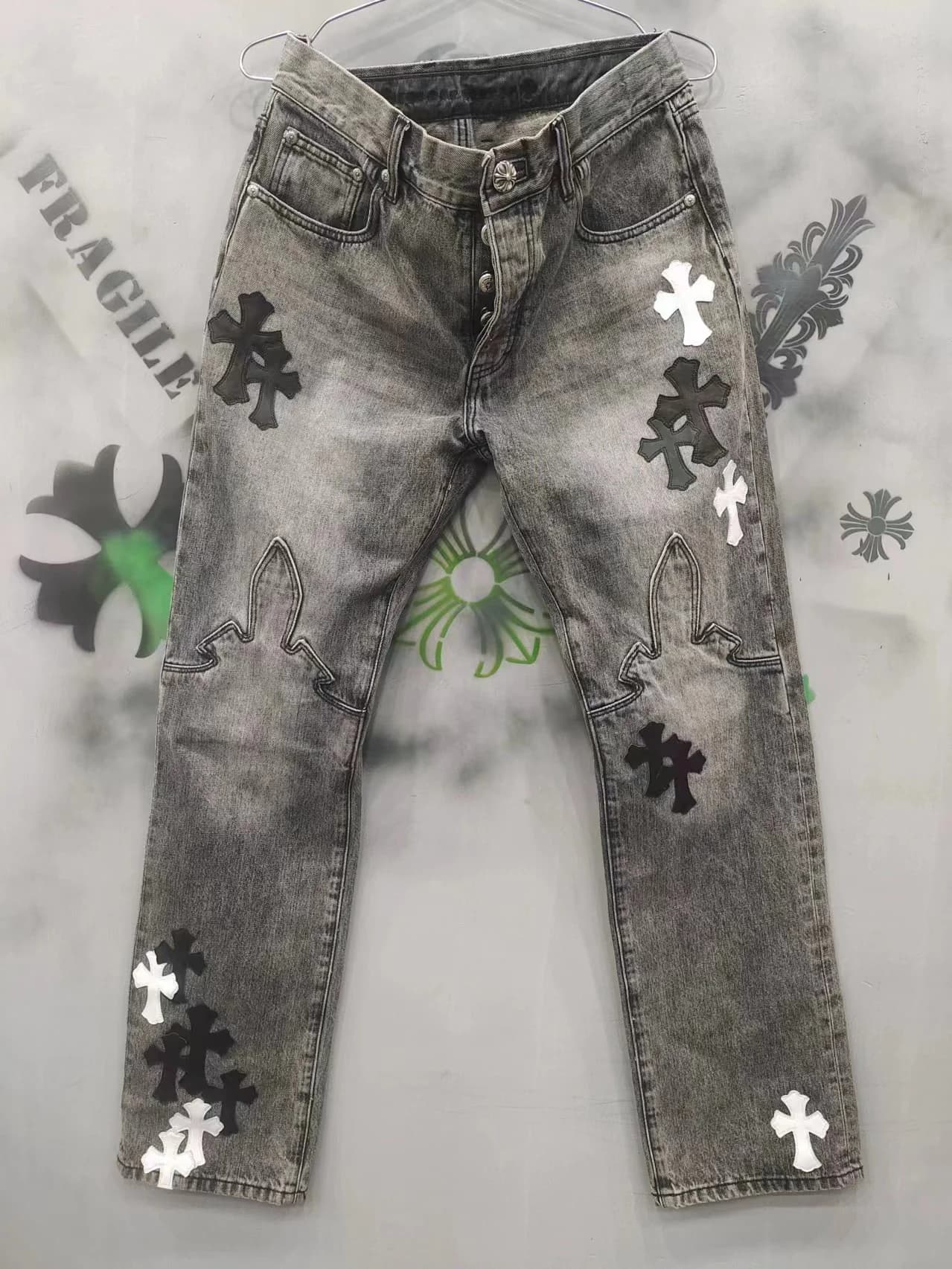 Серые джинсы Chrome Hearts с кожаными нашивками в виде крестов, вид спереди