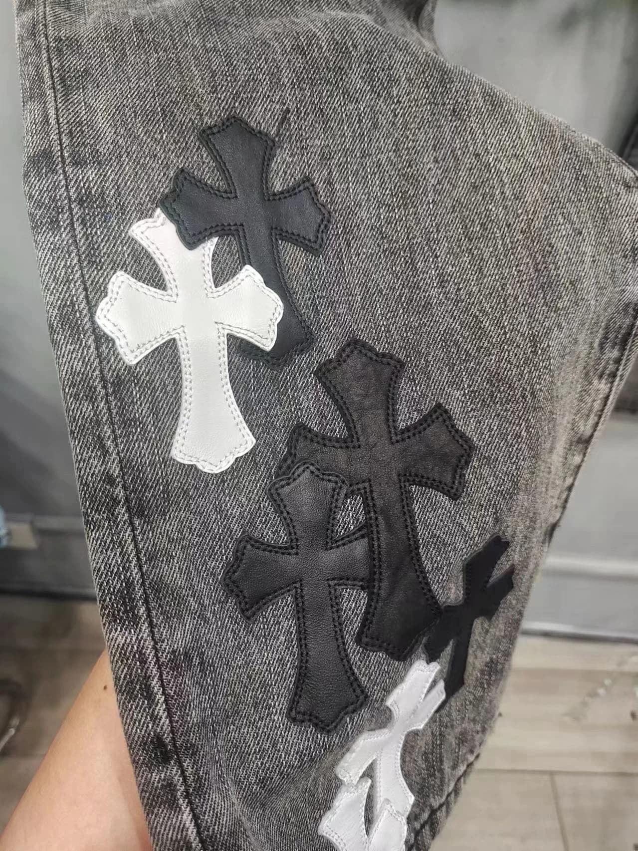 Деталь джинсов Chrome Hearts с нашивками-крестами из черной и белой кожи
