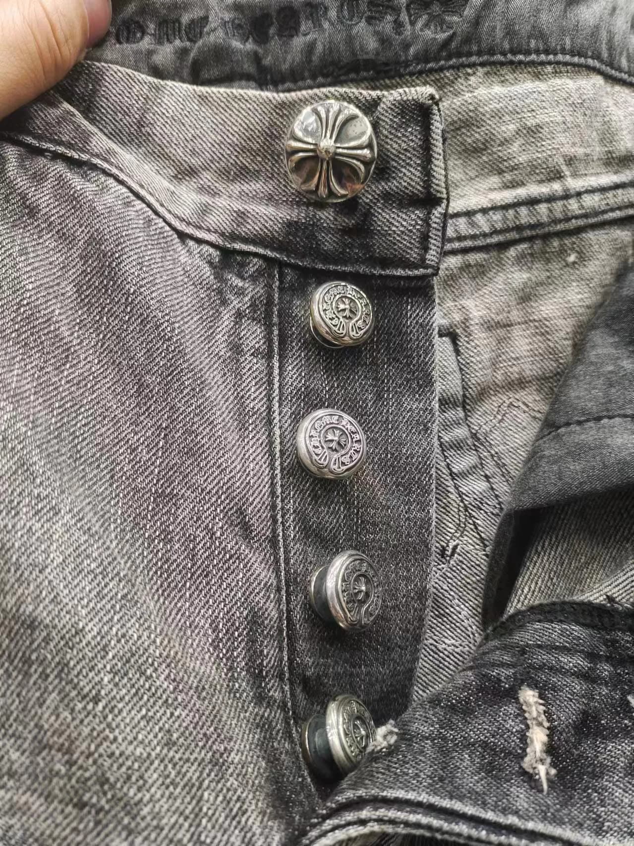 Металлические пуговицы-болты на ширинке джинсов Chrome Hearts