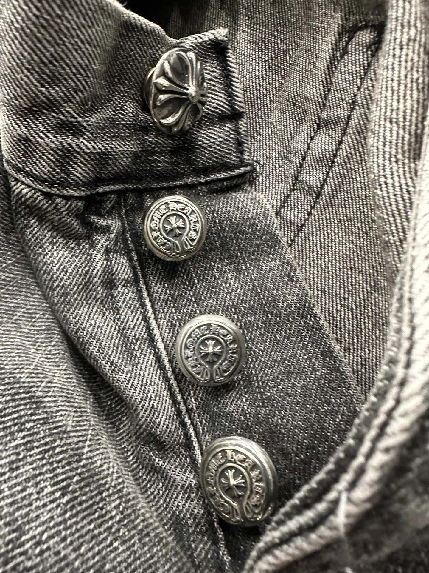 Крупный план пуговиц с фирменной гравировкой Chrome Hearts