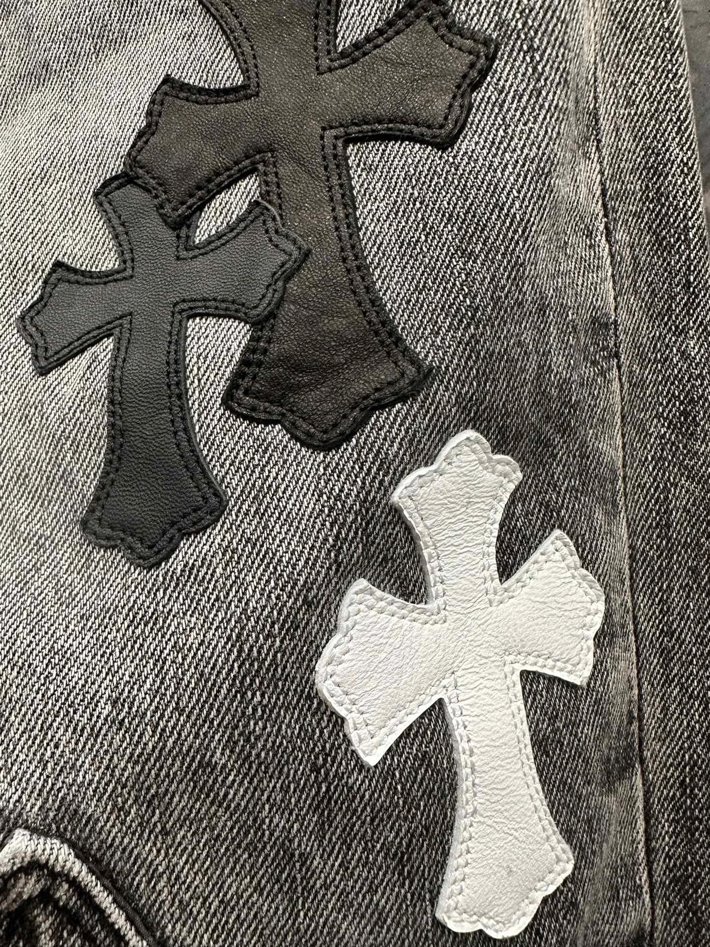 Нашивки в виде крестов из черной и белой кожи на сером дениме Chrome Hearts