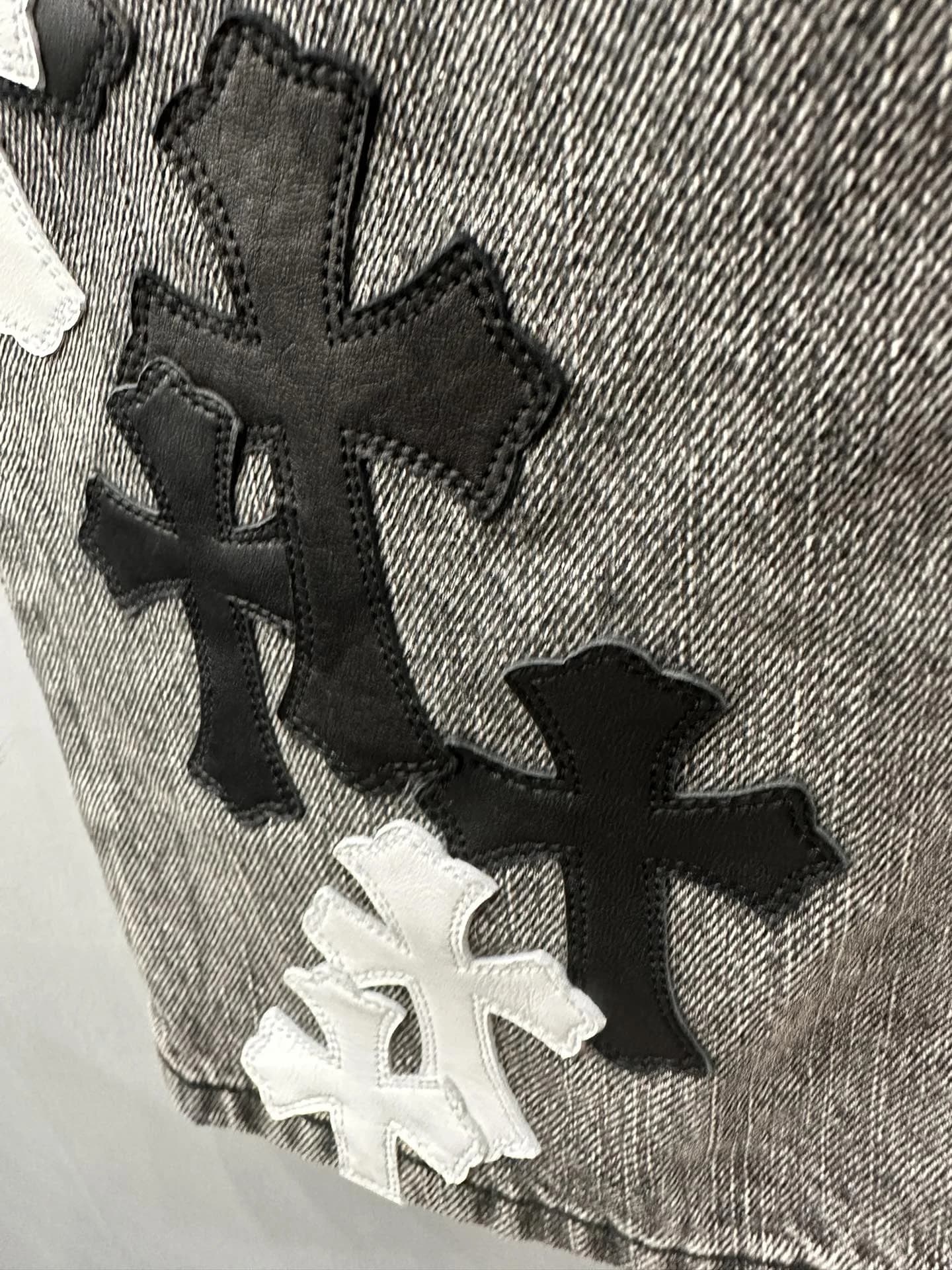 Нижняя часть штанины джинсов Chrome Hearts с кожаными нашивками