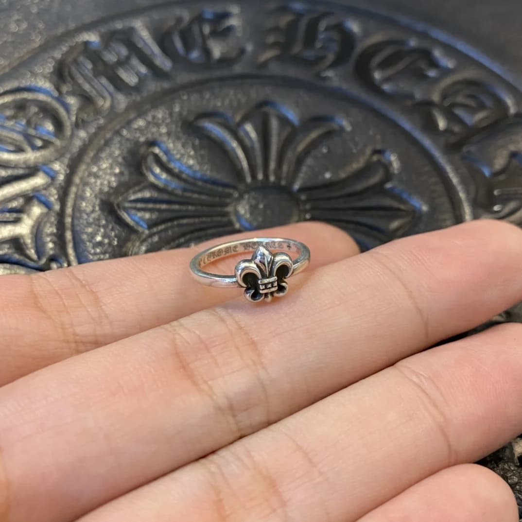 Серебряное кольцо Chrome Hearts с мотивом геральдической лилии на руке, вид спереди