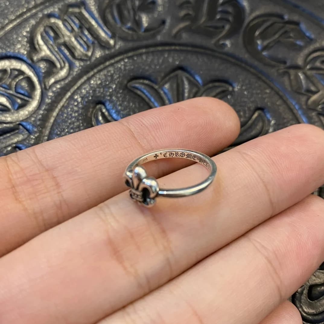 Серебряное кольцо Chrome Hearts с гравировкой бренда на шинке, ракурс сбоку