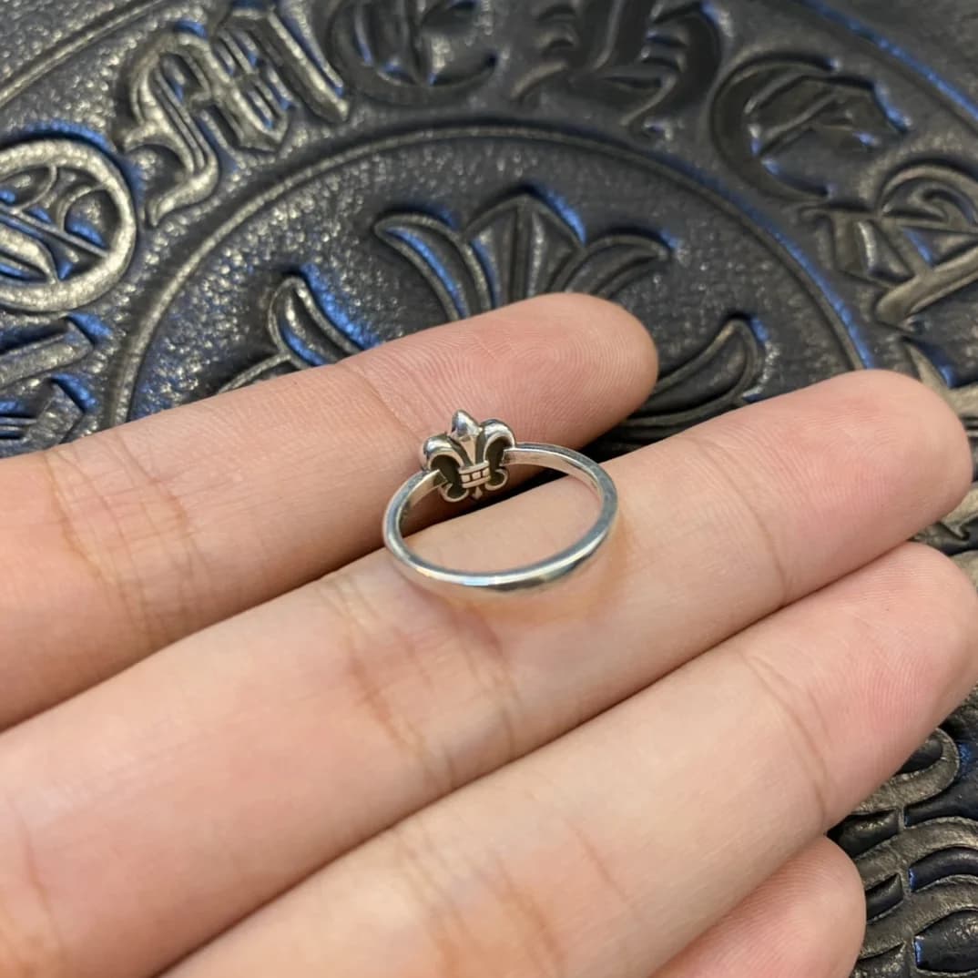 Кольцо Chrome Hearts Fleur-de-lis на пальцах, ракурс под углом