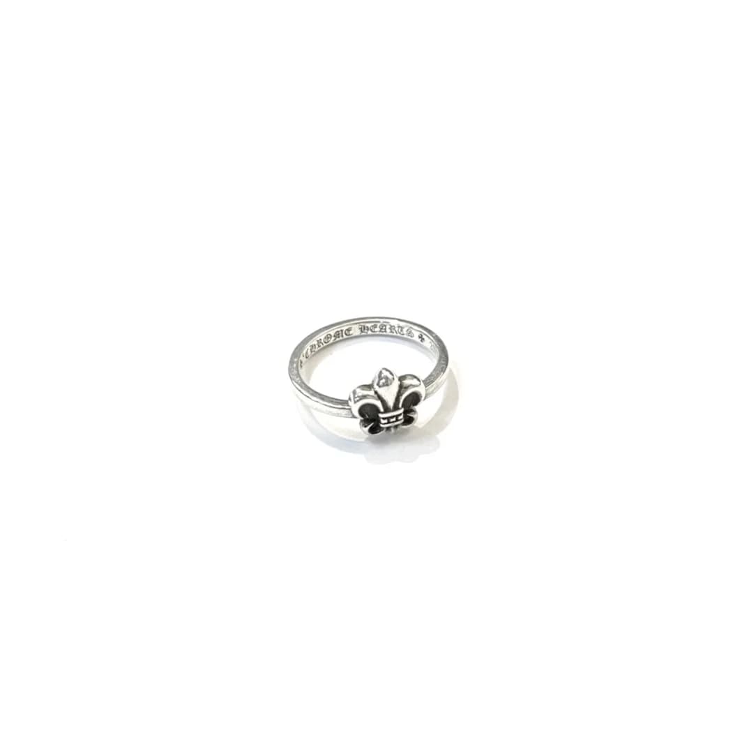 Серебряное кольцо Chrome Hearts с геральдической лилией на белом фоне