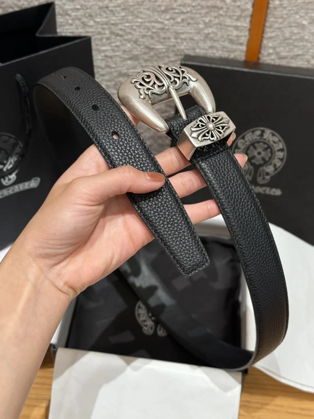 Ремень Chrome Hearts с массивной серебристой пряжкой и тренчиком