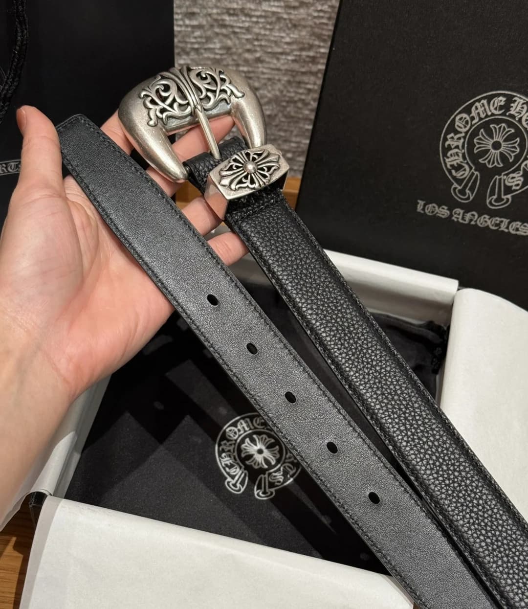 Лицевая зернистая и гладкая внутренняя сторона ремня Chrome Hearts