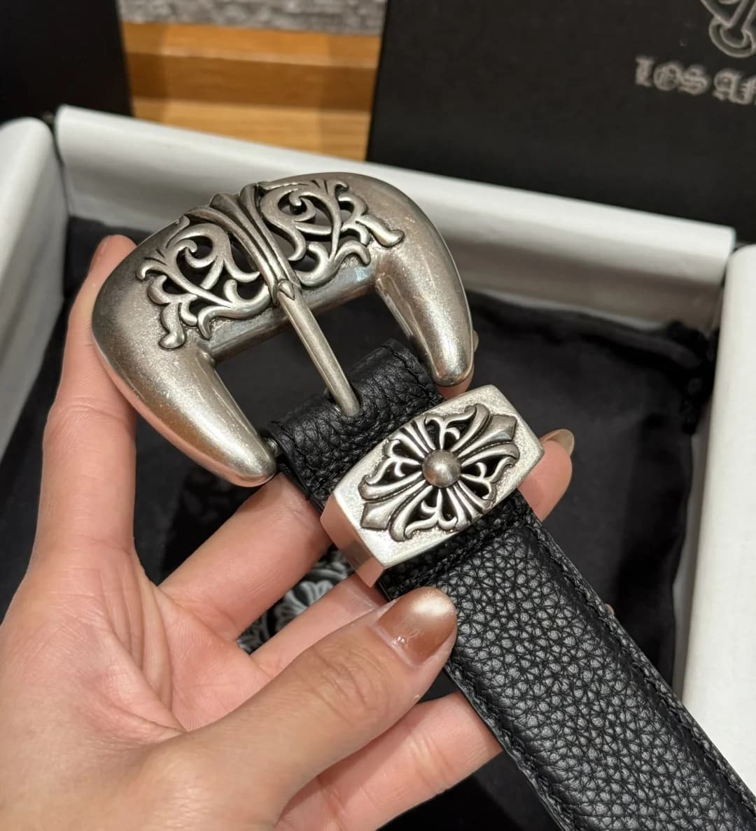 Крупный план металлической резной пряжки и тренчика с крестом Chrome Hearts