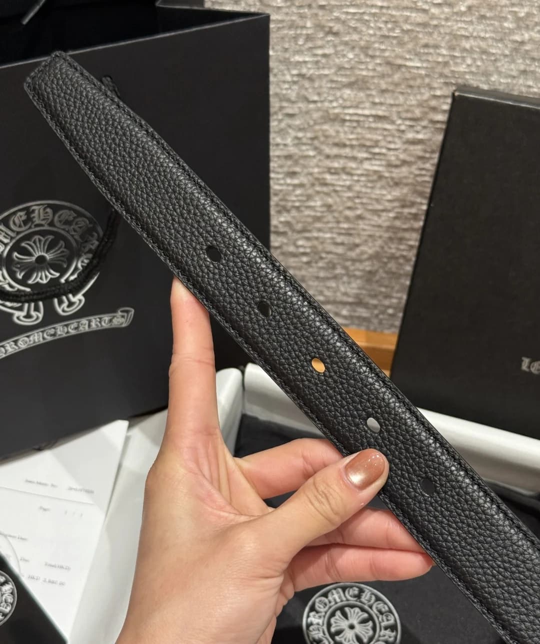 Отверстия регулировки длины на кожаном ремне Chrome Hearts
