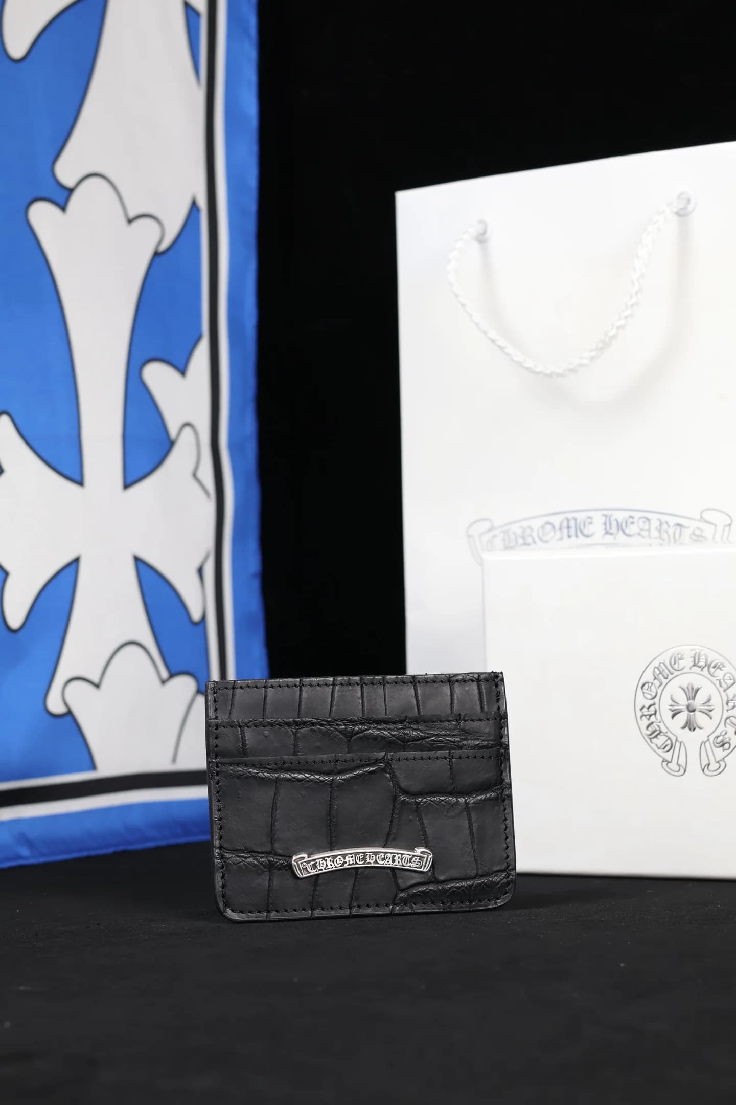 Черный картхолдер Chrome Hearts с серебряной деталью на темном фоне