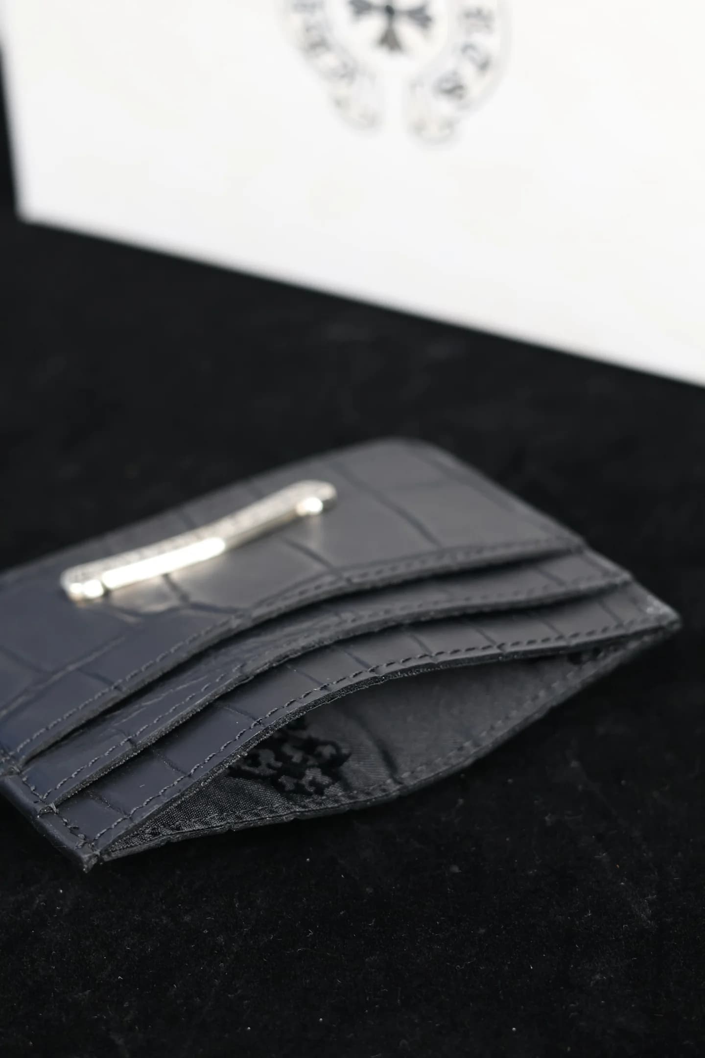 Вид сверху на слоты и внутреннее отделение черного картхолдера Chrome Hearts